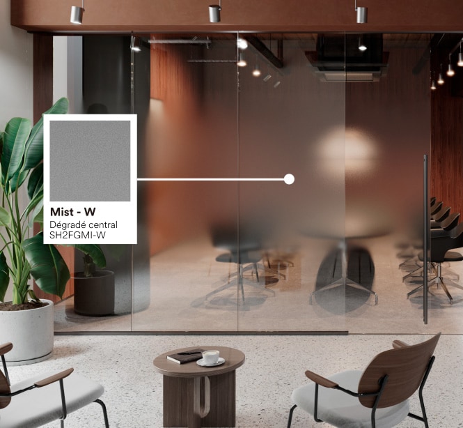 Une salle de conférence baignée de lumière, habillée de tons chaleureux, de sols en pierre et de touches végétales, sublimée par la finition pour verre Brume.