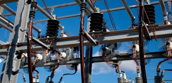 Gros plan de plusieurs terminaisons de câbles dans une station de transmission d’énergie.
