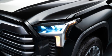 Film de protection de la peinture grand lustre appliqué sur une Toyota Tundra noire.
