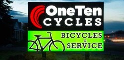 Une enseigne lumineuse pour OneTen Cycles :  Bicyclettes et service.
