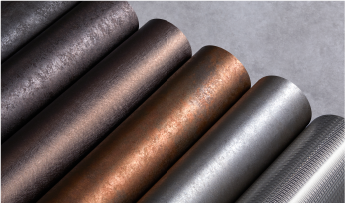 Finitions architecturales à texture métallique aux reflets subtils.
