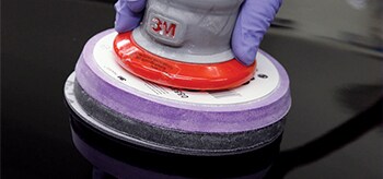 Utilise des tampons en mousse.
