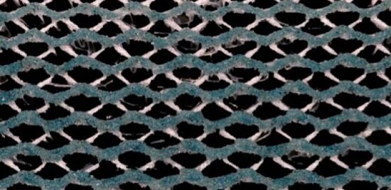 Vue microscopique de la structure en fibres d’un Disque abrasif en treillis bleus 3M(MC).
