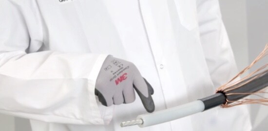 Un plan fixe d’un technicien de laboratoire 3M qui montre comment installer une Terminaison à collerette en caoutchouc silicone rétractable au froid QT-III 3M(MC). 
