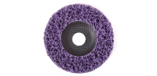 Un disque pour la préparation des surfaces violet.
