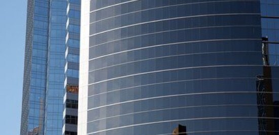Façade vitrée d’un gratte-ciel.
