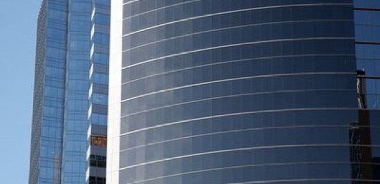 L’extérieur vitré d’un gratte-ciel.
