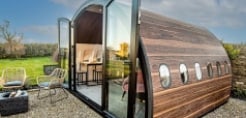 Un module prêt-à-camper de luxe moderne avec une Pellicule 3M d’aspect bois naturel à l’extérieur.
