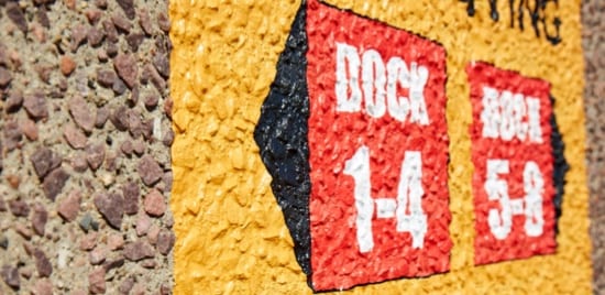 Un trottoir avec un graphisme jaune et rouge.
