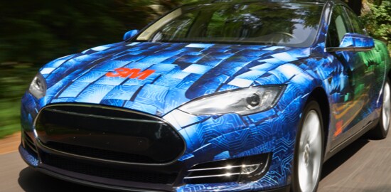 Installation finie de la Pellicule pour impression numérique ou de la Pellicule protectrice EnvisionMC 3M(MC) sur le capot d’une voiture.
