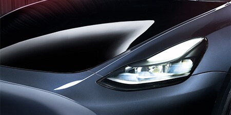 Gros plan d’un capot de voiture élégant revêtu de PPF préservant les finitions brillantes et mates.
