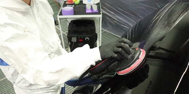 Un travailleur utilise une paire d’abrasifs de qualité supérieure avec une ponceuse orbitale sur une voiture pour obtenir d’excellents résultats.
