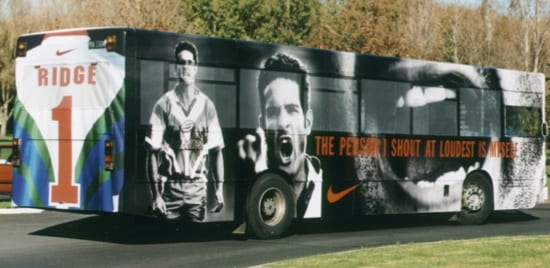 Un autobus de ville recouvert d'une pellicule de placage interchangeable pour une campagne de football.
