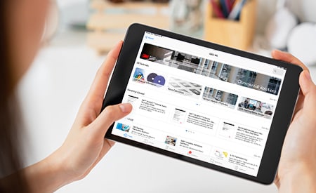 Une personne tenant un iPad consulte SalesAid.
