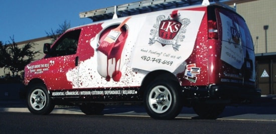 Une camionnette d'un parc de véhicules habillée de pellicules de placage permanentes et interchangeables rouges et blanches.
