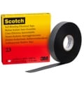 Un rouleau noir de ruban d’épissage en caoutchouc 23 Scotch® à côté de son emballage.