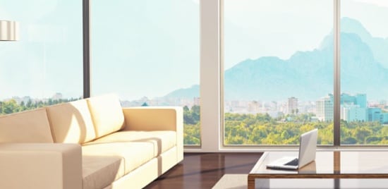 Un salon moderne doté de baies vitrées.
