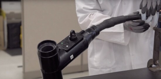 Un plan fixe montrant un travailleur qui installe un connecteur séparable en forme de T moulé.
