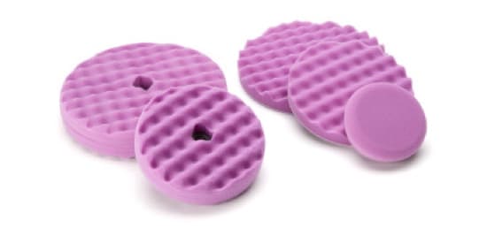 Cinq Tampons de finition en mousse en 1 étape Perfect-It(MC) 3M(MC).
