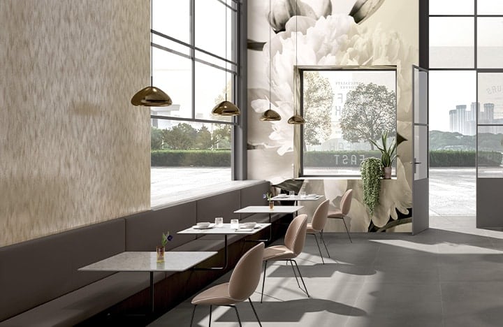 Un café aux teintes neutres, où une fresque florale imprimée sur pellicule pour graphismes habille délicatement les murs.