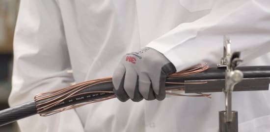 Un plan fixe d’un technicien de laboratoire de 3M qui montre comment installer une Épissure rétractable au froid QS-III 3M(MC).
