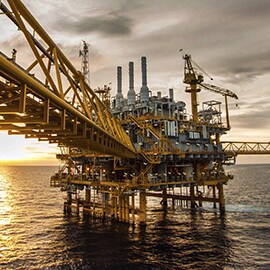 Plateforme de forage jaune au coucher du soleil 