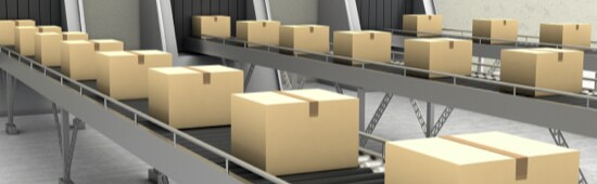 Des boîtes scellées qui se déplacent sur des courroies de convoyeur.
