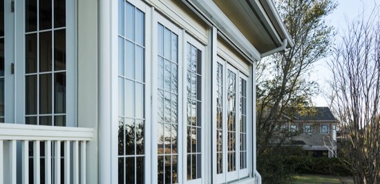 Le balcon et les fenêtres d’une maison vus de l'extérieur.
