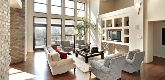 Un salon muni de portes et de fenêtres donnant sur une terrasse.
