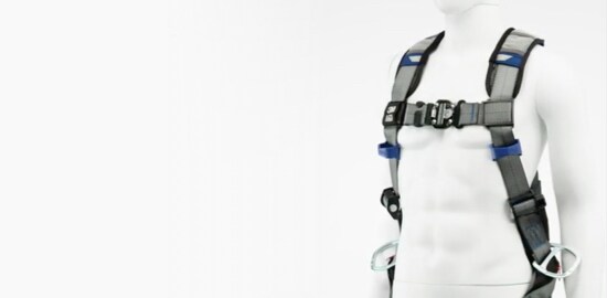 Capture d’écran vidéo d’un mannequin blanc uni portant un Harnais de sécurité ExoFit(MC) DBI-SALA® 3M(MC) de Série X200.
