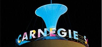 Enseigne de Carnegie sur le dessus d’un édifice la nuit.
