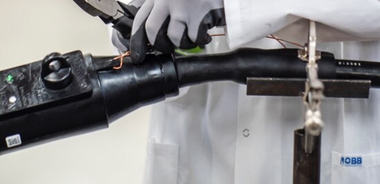 Un plan fixe d’un technicien de laboratoire de 3M qui met à l’essai le Dispositif rétractable au froid  « Hammerhead » de Série CSH. 
