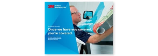 Une brochure avec un travailleur qui applique une pellicule de placage sur un véhicule.
