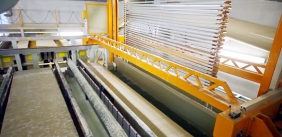 Une machine d’anodisation dans une usine.
