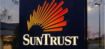 Enseigne de SunTrust à l’avant d’un édifice la nuit.
