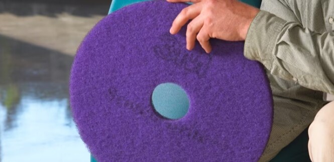 Un tapis de sol violet.
