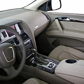 Intérieur du véhicule de couleur havane 