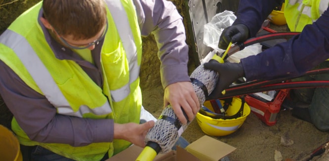 Travailleurs installant une épissure électrique QS4 3M.
