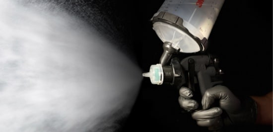 Une main gantée utilisant le Pistolet de pulvérisation à haute performance 3M(MC).
