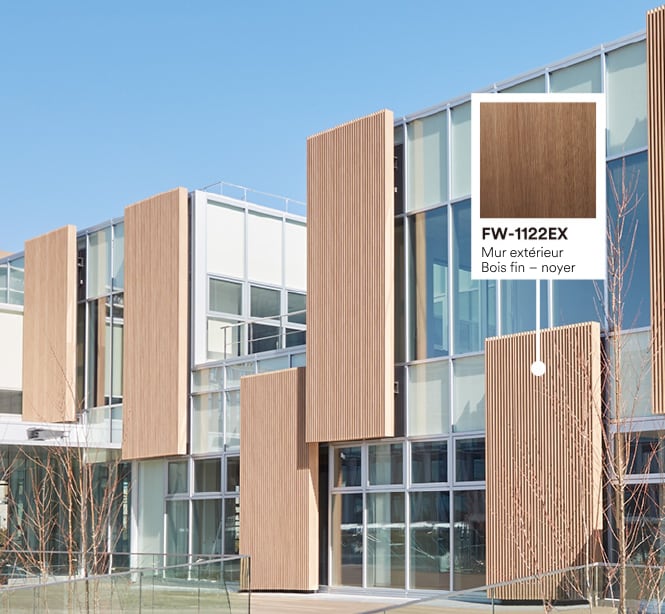 Une façade d’exception en verre et bois, mise en valeur par la pellicule pour extérieur Noyer DI-NOC.