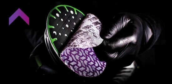 Vue rapprochée d’un Disque abrasif en treillis Cubitron(MC) 3M(MC) retiré d’une ponceuse orbitale automobile pour montrer la facilité de fixation du disque, ainsi que le besoin inutile d’aligner les trous de dépoussiérage sur la ponceuse.
