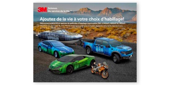 Une brochure avec deux voitures, un camion remorquant un bateau et une motocyclette stationnés sur une route désertique.
