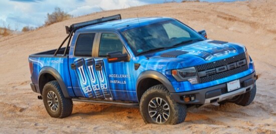 A pick-up truck wrapped in blue 3M™ Print Wrap Film IJ180mC-10, parked on a desert hill.
