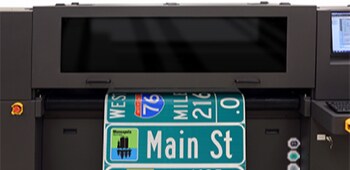 Des panneaux de signalisation imprimés de façon numérique.
