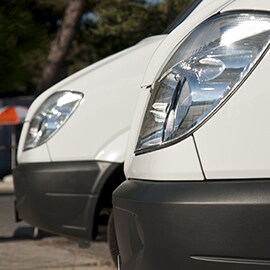 Gros plan du phare blanc et du pare-chocs