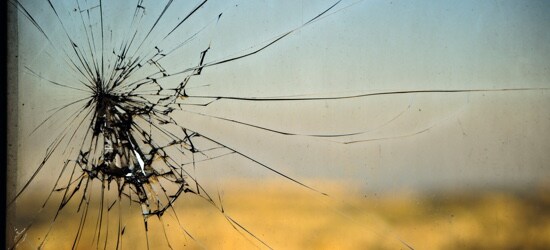 Une fenêtre avec une fissure.
