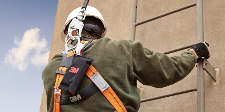 Un travailleur porte un équipement de protection contre les chutes 3M.
