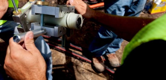 Blindage d’épissure de ligne électrique installé sur le terrain par un ouvrier des services publics.
