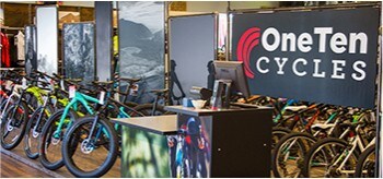 Enseigne de OneTen Cycles à l’intérieur d’un édifice.
