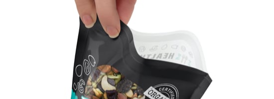 Un sac refermable noir rempli de noix.